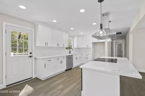 393 E Millstream Rd, Cream Ridge, NJ 08514