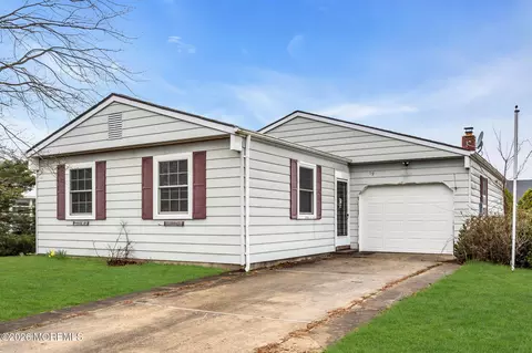19 Plymouth Dr, Toms River, NJ 08757