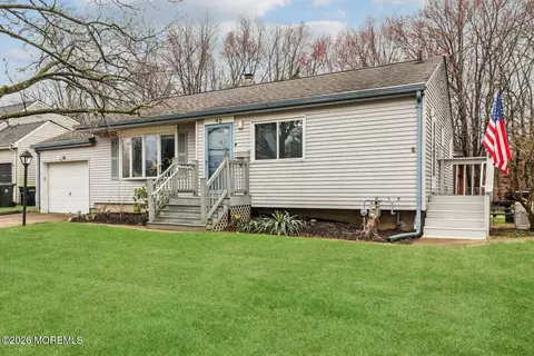42 Parkview Dr, Hazlet, NJ 07730