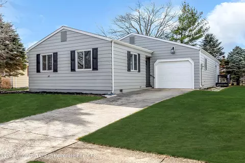 8 Venezia St, Toms River, NJ 08757