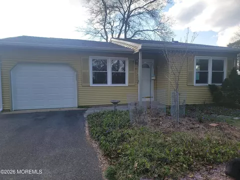 31 Chelsea Dr, Whiting, NJ 08759