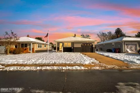 16 Bolans Ct, Toms River, NJ 08757