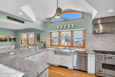 8 Bartine St, Toms River, NJ 08753