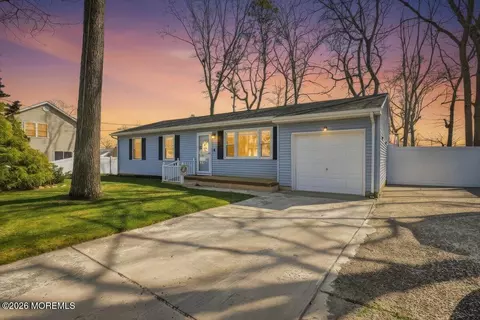 825 Center St, Forked River, NJ 08731