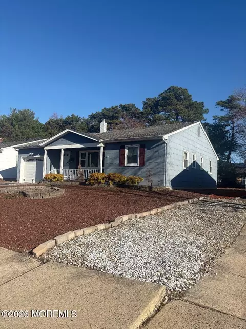 28 Caldwell Dr, Toms River, NJ 08757