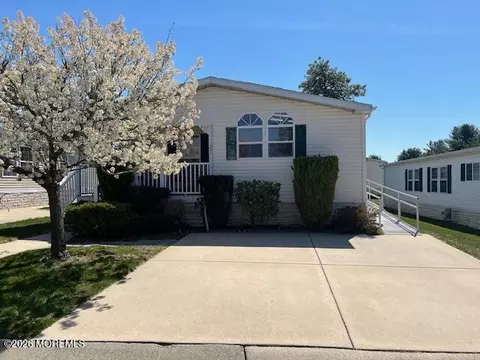 27 Pine Ridge Blvd, Whiting, NJ 08759