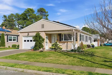 55 Woodstock Dr, Toms River, NJ 08757