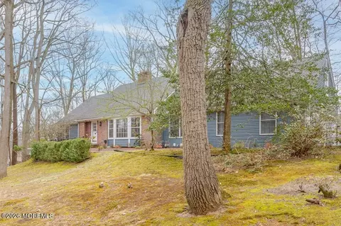 25 Dellwood Ct, Middletown, NJ 07748