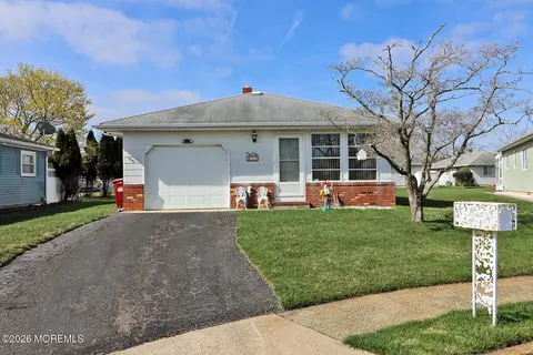 23 Capri Ct, Toms River, NJ 08757