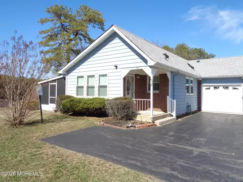 15 D Moccasin Dr, Whiting, NJ 08759