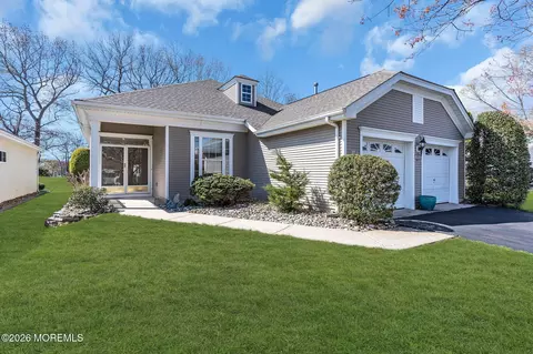 27 Greenfields Dr, Lakewood, NJ 08701