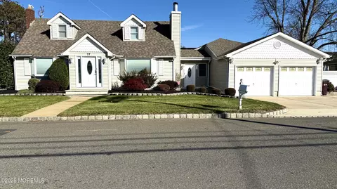 27 3rd Ave, Toms River, NJ 08757