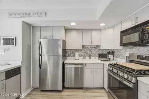 Kitchen - 351 Harbor Vw #51, Forked River, NJ 08731 photo 4 of 5