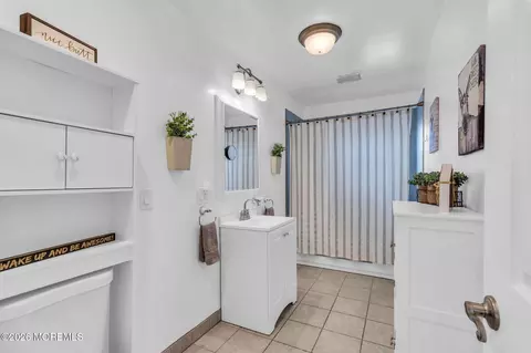 Bath - 363 Constitution Dr, Forked River, NJ 08731 photo 1 of 2