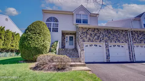 37 Hummingbird Ct, Marlboro, NJ 07746