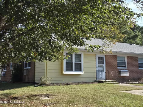 5 Alden Ct #A, Whiting, NJ 08759