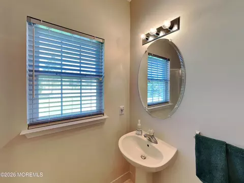 Bath - 33 Mill Pond Rd, Jackson, NJ 08527 photo 3 of 7