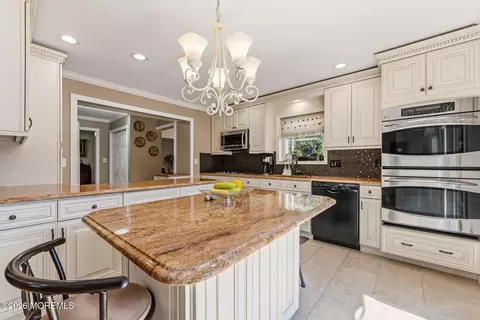 Kitchen - 179 Docare Rd, Jackson, NJ 08527 photo 5 of 7