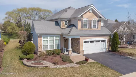 17 E Sagamore Dr, Farmingdale, NJ 07727