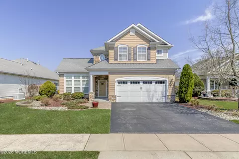 17 E Sagamore Dr, Farmingdale, NJ 07727