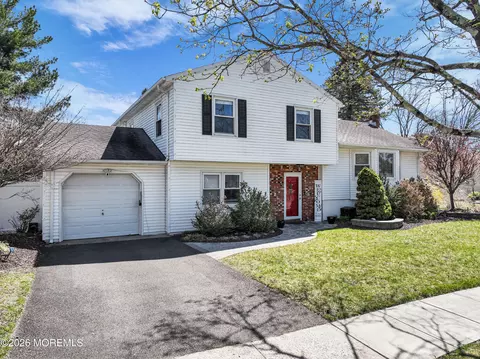 15 Rosewood Ln, Monroe, NJ 08831