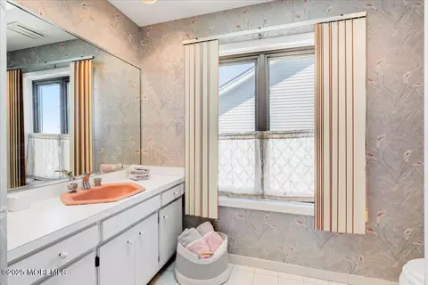 Bath - 1207 Capstan Dr, Forked River, NJ 08731 photo 2 of 5