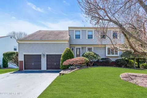 17 Devon Dr, Manalapan, NJ 07726