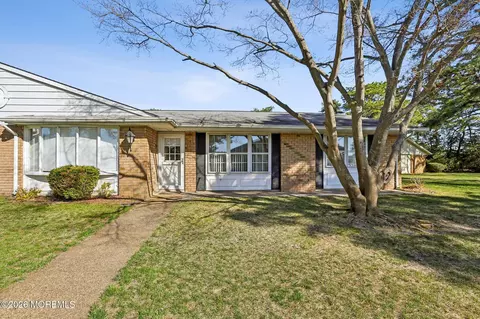 14 Cambridge Cir # B, Manchester, NJ 08759