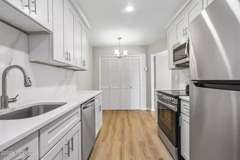 18 Pine Cluster Cir #H, Manalapan, NJ 07726