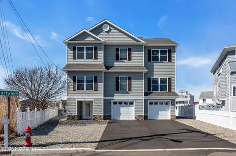 42 Carlyle Dr, Bayville, NJ 08721