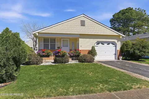 14 Woodstock Dr, Toms River, NJ 08757