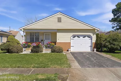14 Woodstock Dr, Toms River, NJ 08757