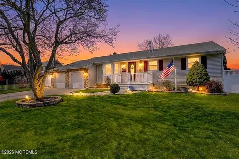 194 Park Pl, Belford, NJ 07718