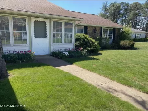 27 Cambridge Cir # D, Manchester, NJ 08759