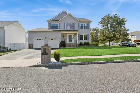 2 Higgins Ct, Howell, NJ 07731