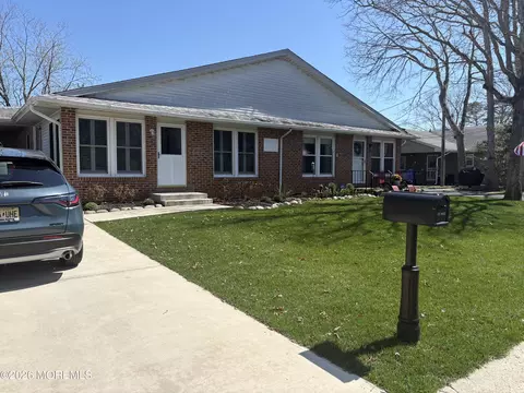 13 Walnut Rd # B, Manahawkin, NJ 08050