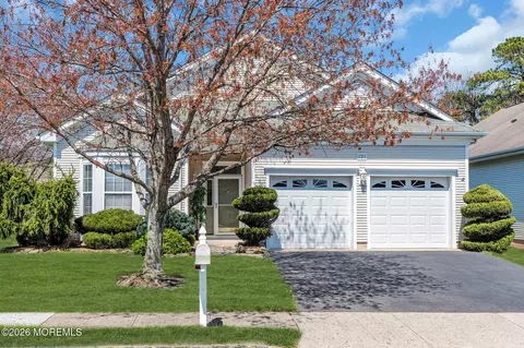 2 Heathersway Ct, Lakewood, NJ 08701