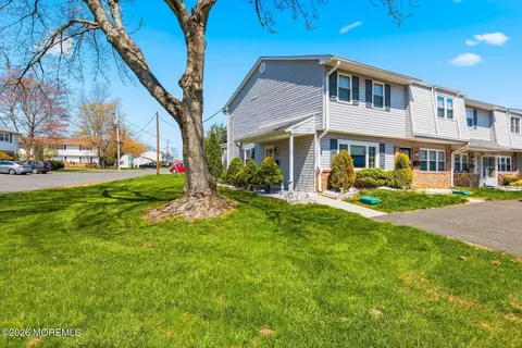 52 Galewood Dr #637, Matawan, NJ 07747