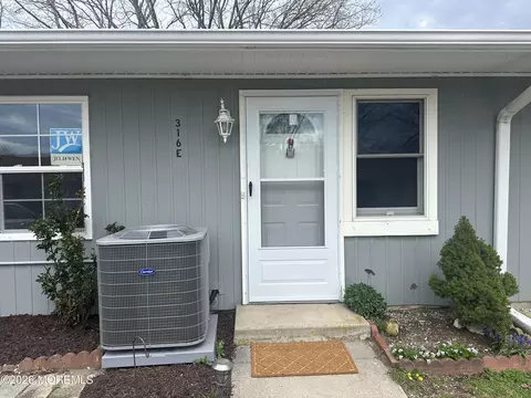 316 Coventry Ct #E, Lakewood, NJ 08701