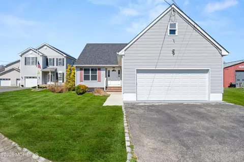 7 Lake Ave, Island Heights, NJ 08732