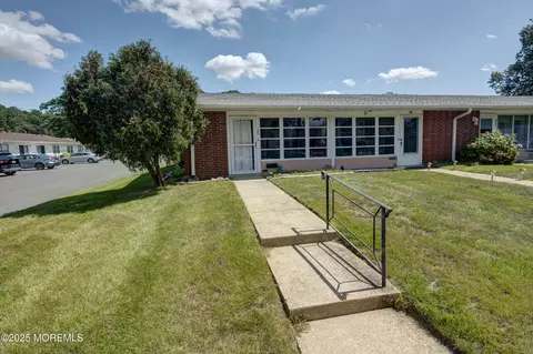 670 New Castle Ct # A, Lakewood, NJ 08701