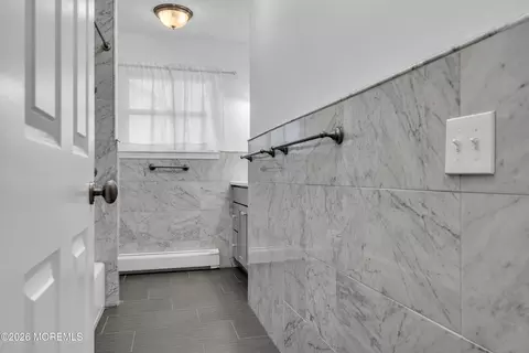 Bath - 231 Birch Ln, Forked River, NJ 08731 photo 3 of 4