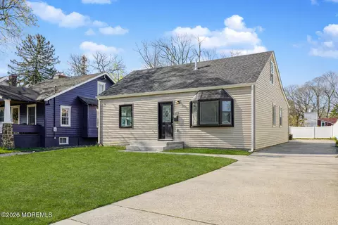 144 Monmouth Rd, Oakhurst, NJ 07755