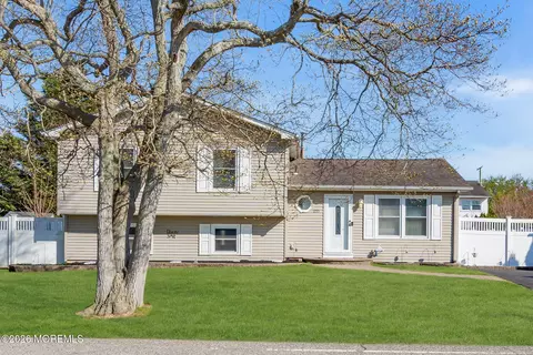 1233 Pacific Ave, Beachwood, NJ 08722