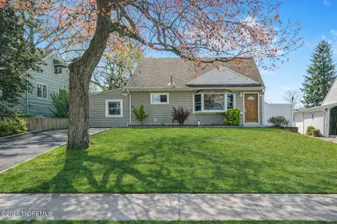 7 Walnut Ln, Parlin, NJ 08859