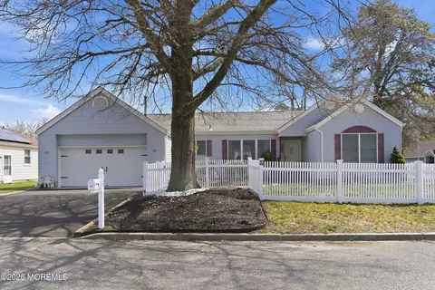 101 Foxwood Ln, Forked River, NJ 08731