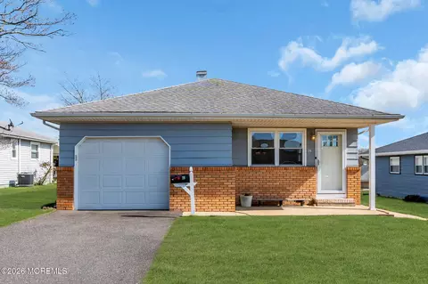 18 Saint David Dr, Toms River, NJ 08757