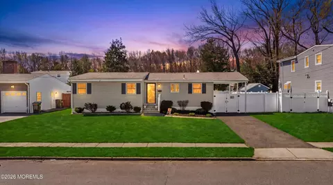 27 Lafayette Dr, Hazlet, NJ 07730
