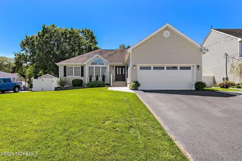 117 Bowline Rd, Manahawkin, NJ 08050