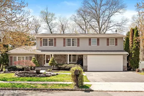 4 Twain Dr, Allentown, NJ 08501